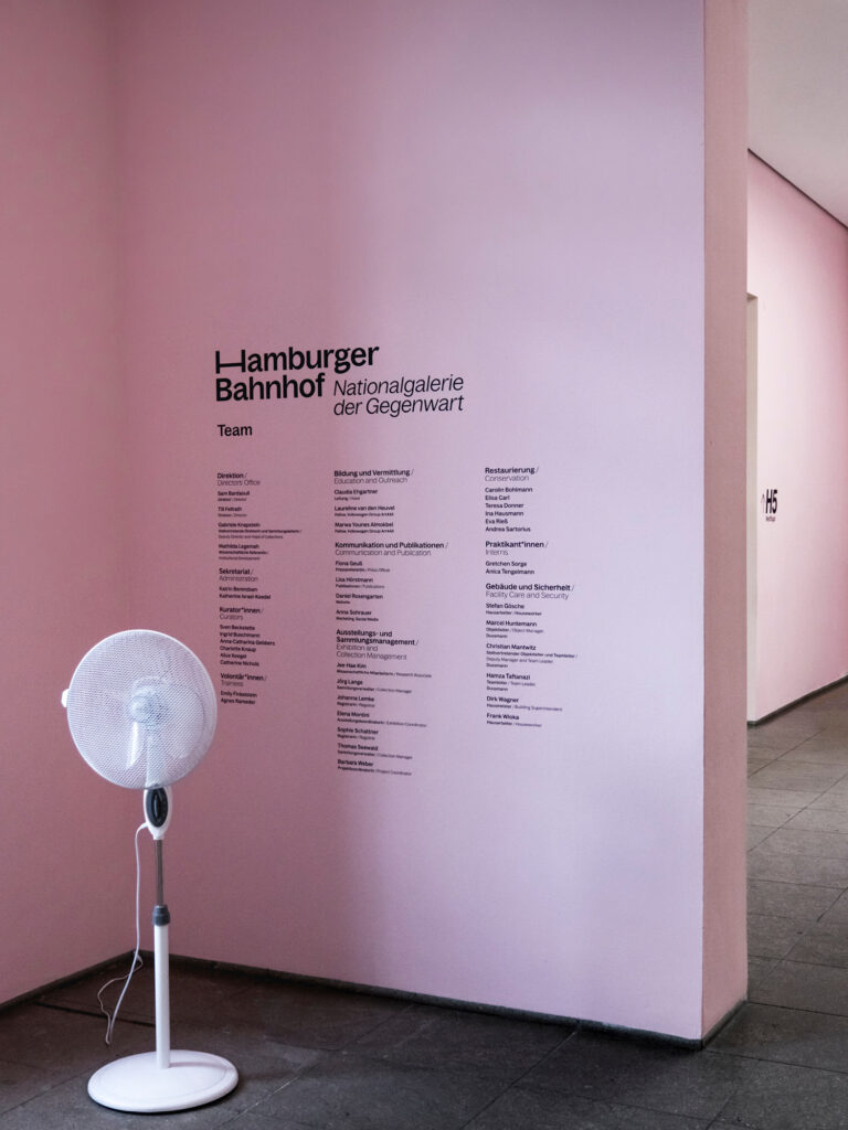 Hamburger Bahnhof Leitsystem Rosa