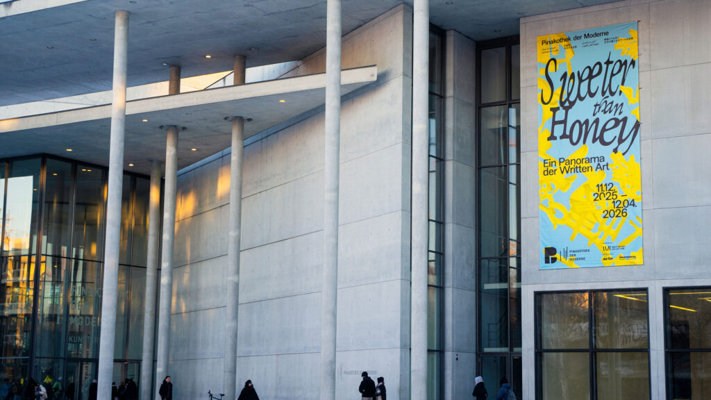 Sweeter than Honey Pinakothek der Moderne Fassade mit Banner